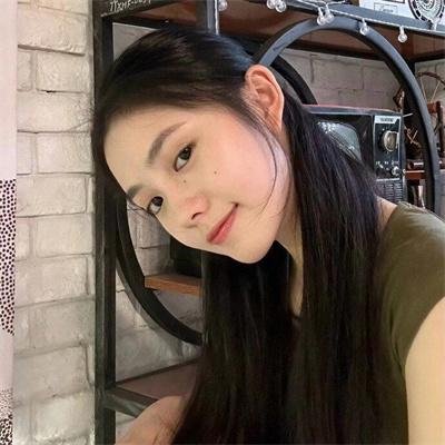 茜色少女
